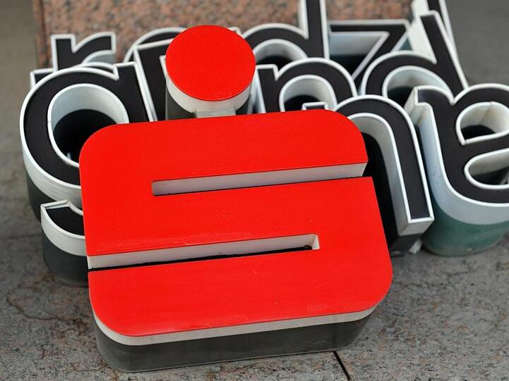 Die Kunden sehen rot: Die Münchner Sparkasse ist nicht die erste bayerische Sparkasse, die mit drastischen Schritten versucht, die Auswirkungen der Nullzinspolitik abzumildern.
