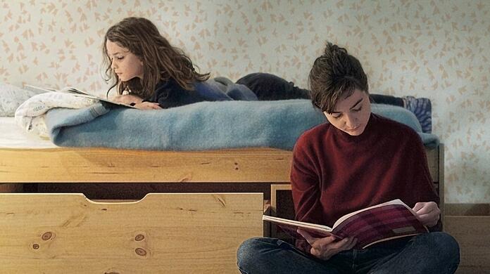 Nelly (Joséphine Sanz) und ihre Mutter Marion beim Durchstöbern alter Schulhefte.