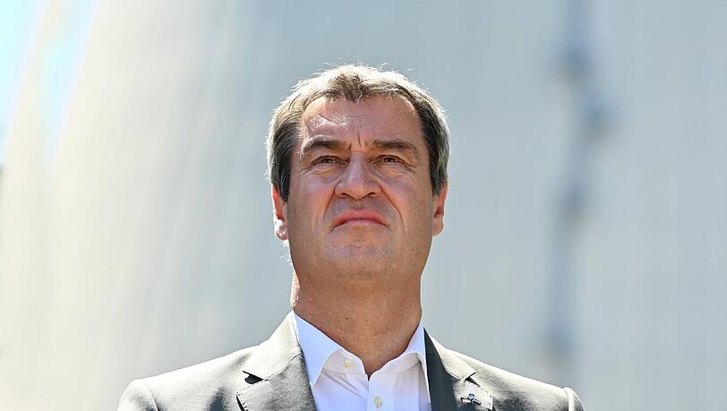 Ministerpräsident Söder zuletzt vor dem Kernkraftwerk Isar 2 - Energiekrise und anderes schlagen auch den Christsozialen aufs Gemüt.