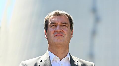 Ministerpräsident Söder zuletzt vor dem Kernkraftwerk Isar 2 - Energiekrise und anderes schlagen auch den Christsozialen aufs Gemüt.