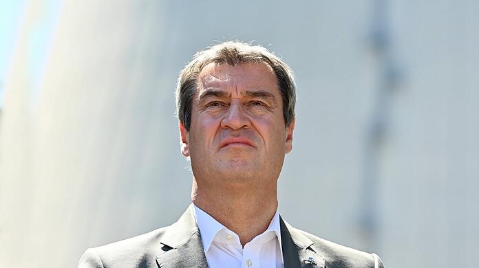 Ministerpräsident Söder zuletzt vor dem Kernkraftwerk Isar 2 - Energiekrise und anderes schlagen auch den Christsozialen aufs Gemüt.