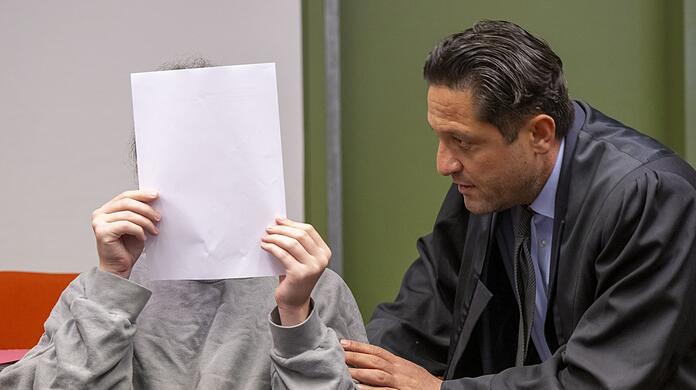 Vor Beginn: des Axtmord-Prozesses: Der Angeklagte spricht mit seinem Anwalt Ömer Sahinci.