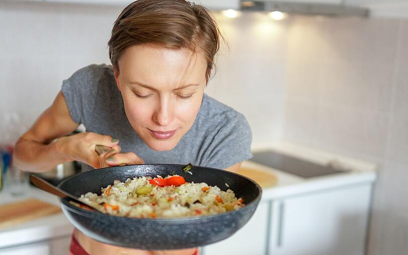 Wenn sich der K&uuml;hlschrank mehr und mehr leert, ist die Zeit f&uuml;r eine Reispfanne gekommen. Falls Sie keinen Reis mehr haben, tut es auch Bulgur oder Couscous. F&uuml;r die Reispfanne schneiden Sie die Gem&uuml;sereste wie zum Beispiel Zucchini, Kichererbsen, Paprika oder Tomaten in kleine St&uuml;cke und braten sie mit etwas Zwiebel und Knoblauch und eventuell auch etwas Tomatenmark an. Geben Sie nun den Reis dazu und w&uuml;rzen Sie das Gericht nach Belieben mit Salz, Pfeffer, Curry und Paprikapulver.