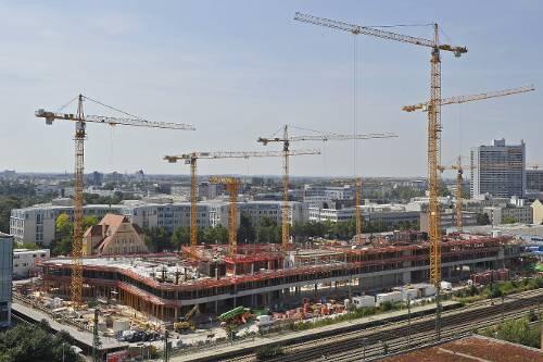 Acht Kran-Anlagen sind zurzeit an der ADAC-baustelle in Betrieb.