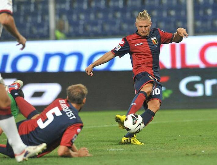 U21-Nationalspieler Alexander Merkel war in Italien schon für Milan und Genua (siehe Foto) aktiv, jetzt spielt er bei Udinese Calcio.