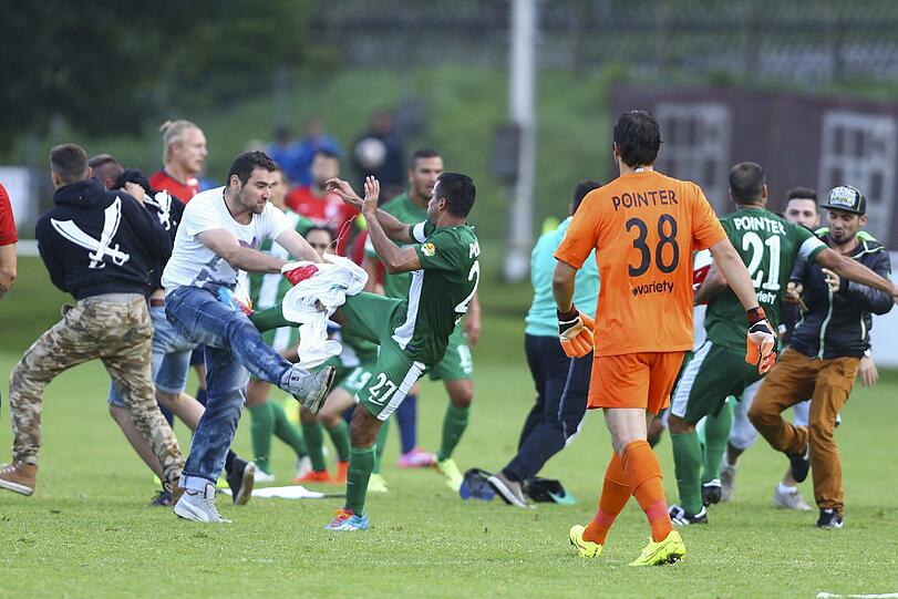 Hass und Gewalt: Prügel-Fans stürmen das Feld mit Palästina-Fahnen und gehen auf die Spieler der israelischen Mannschaft los. Die Bilder.