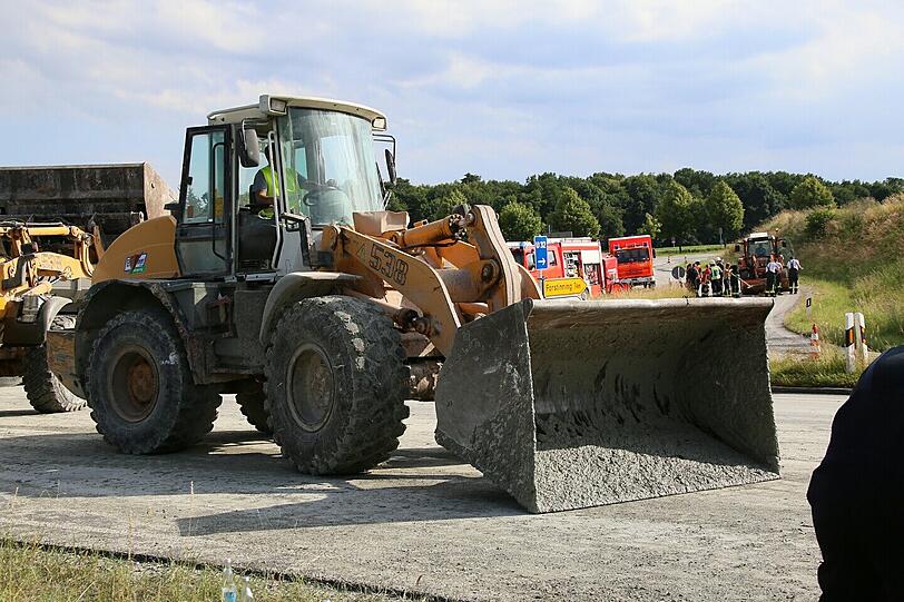 Bohrschlamm auf der B12 bei Forstinning löste ein Verkehrschaos aus. Bis weit in die Nacht hinein kam es zu Behinderungen.