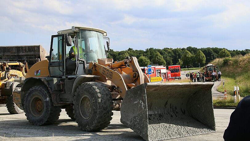 Bohrschlamm auf der B12 bei Forstinning löste ein Verkehrschaos aus. Bis weit in die Nacht hinein kam es zu Behinderungen. Bohrschlamm auf der B12 bei Forstinning löste ein Verkehrschaos aus. Bis weit in die Nacht hinein kam es zu Behinderungen.