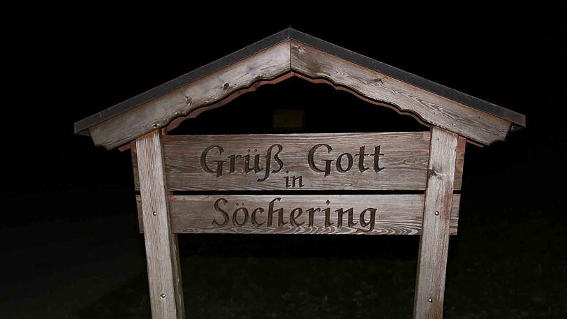 Bilder vom Sonntagabend: Siegfried Rauch sackt am Sonntag in seinem Wohnort Obersöchering südlich von München zusammen und fällt anschließend eine Treppe hinab. Der Sturz war nicht todesursächlich. Die Obduktion des Leichnams ergab: Herzversagen.