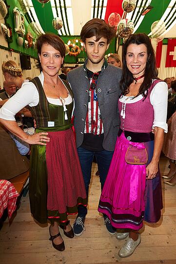 Die Schauspielerinnen Janina Hartwig, Nicola Tiggeler (rechts), Sohn Nelson Peach (Mitte).