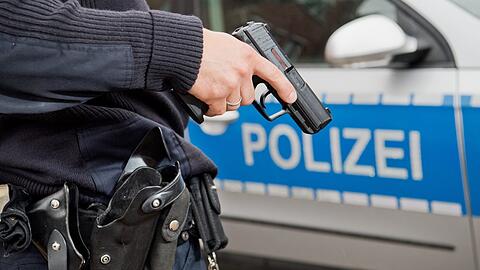 Bei der Verfolgung eines Flüchtigen in Pasing hat die Polizei einen Warnschuss abgeben. (Symbolbild)