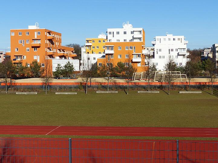 Die farbenfrohen Neubauten an der Theresienhöhe, fotografiert von der Fussgängerbrücke über die Ganghoferstraße.