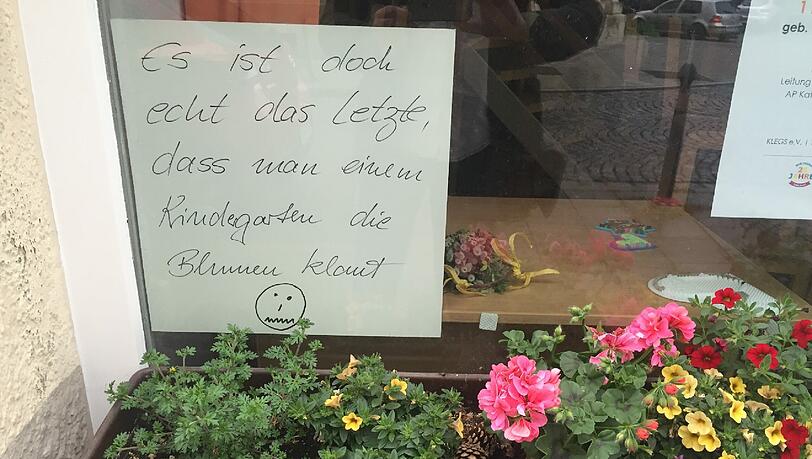 Das Schaufenster in der Ehrengutstraße. Das Schaufenster in der Ehrengutstraße.