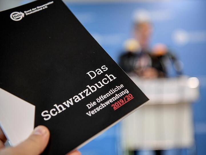 Das Schwarzbuch 2019/20 vom Bund der Steuerzahler wird vorgestellt.