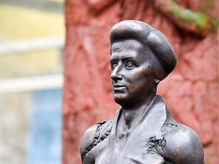 Eine Statue von Rosa Luxemburg vom Bildhauer Rolf Biebl auf dem Franz-Mehring-Platz in Berlin-Friedrichshain.