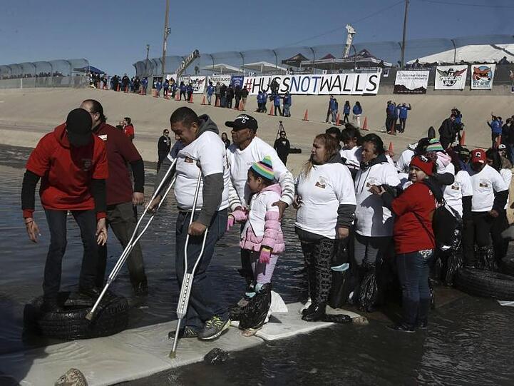 In Trumps USA unerwünscht: Mexikaner überqueren in Ciudad Juarez den Rio Grande, um ihre Familien zu treffen, die ihn den USA leben.