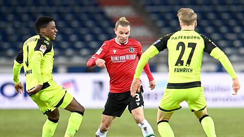 Niklas Hult (M) musste sich mit Hannover mit einem Punkt gegen Paderborn zufrieden geben.