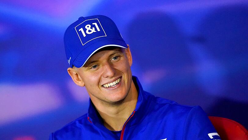 Der Sohn von Michael Schumacher will vor allem mit seinem Rennsport im Fokus stehen. Doch nun zeigt er sich glücklich an der Seite von Laila Hasanovic.