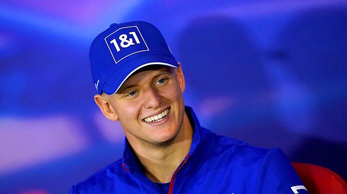 Der Sohn von Michael Schumacher will vor allem mit seinem Rennsport im Fokus stehen. Doch nun zeigt er sich glücklich an der Seite von Laila Hasanovic.