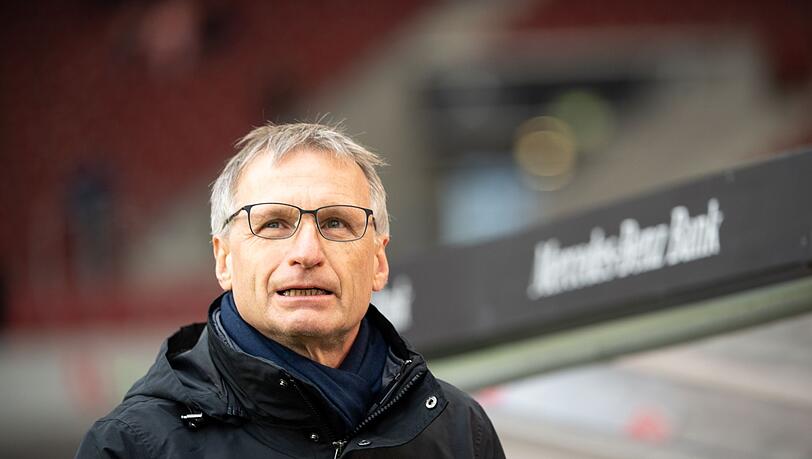 Michael Reschke, ehemaliger Sportvorstand des VfB Stuttgarts, geht durchs Stadion.