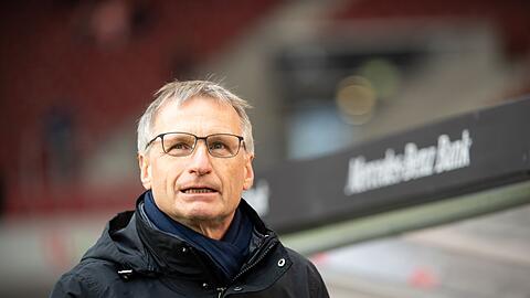 Michael Reschke, ehemaliger Sportvorstand des VfB Stuttgarts, geht durchs Stadion.