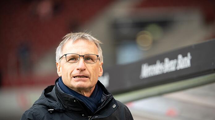 Michael Reschke, ehemaliger Sportvorstand des VfB Stuttgarts, geht durchs Stadion.