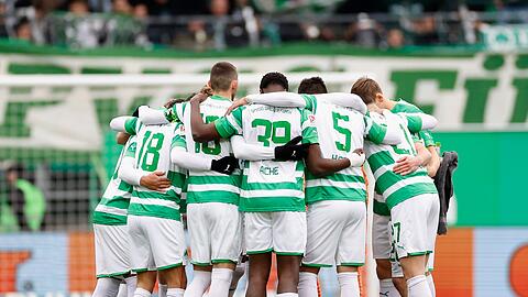 Die Spieler von Fürth bilden vor dem Spiel einen Mannschaftskreis.