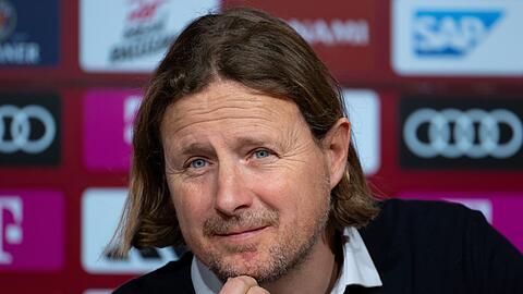 Trainer Bo Henriksen von Mainz nimmt nach dem Spiel an einer Pressekonferenz teil.