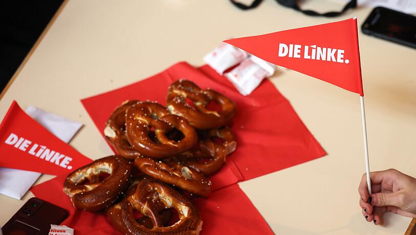 Beim politischen Aschermittwoch der Linken gibt es Brezn und Linken-Fahnen.