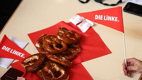 Beim politischen Aschermittwoch der Linken gibt es Brezn und Linken-Fahnen.