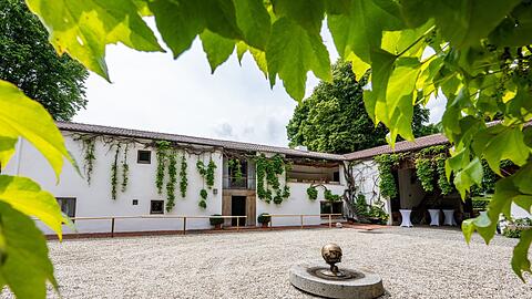Der Vierseithof auf dem Ganslberg. Mitten auf dem Hof steht eine kleine Kugelkaryatide.