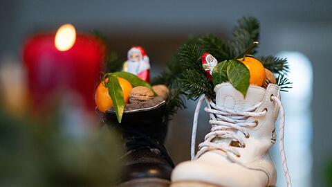 Wer N&uuml;sse und Fr&uuml;chte in den Nikolausstiefel packt, kommt teilweise g&uuml;nstiger weg. (Symbolbild)