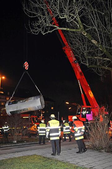 Durch einen Zusammenstoß ist ein Audi von der Fahrbahn abgedrängt worden und über Rad- und Gehweg gefahren. Erst an der Säule kommt der Wagen dann zum Stehen.