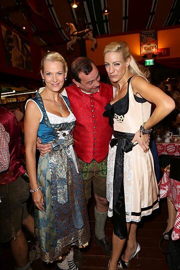 Auch auf der rechten Seite passt's! Schauspieler Michael Guillaume mit Anja Bill und Anja Nina Württemberger