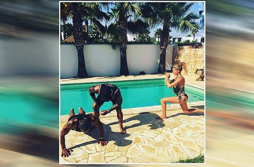 Sogar am Pool können sie es nicht lassen: Doutzen Kroes und ihr Ehemann DJ Sunnery James trainieren wirklich überall.