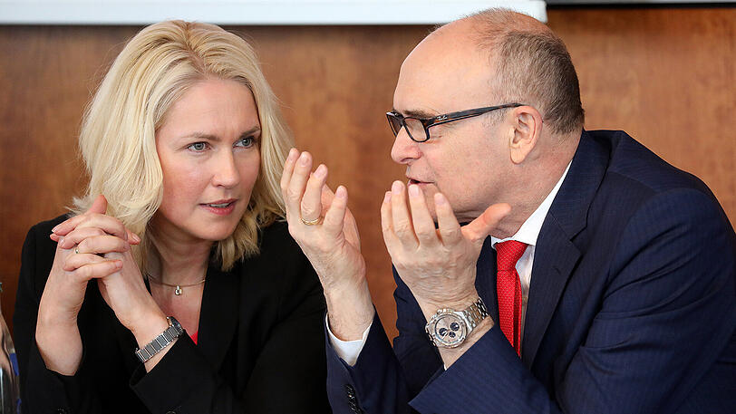 Auf dem SPD-Landesparteitag in Rostock (Mecklenburg-Vorpommern) unterhält sich der Landesvorsitzende und Ministerpräsident Erwin Sellering mit der Bundesfamilienministerin und stellvertretenden Landesvorsitzenden Manuela Schwesig.