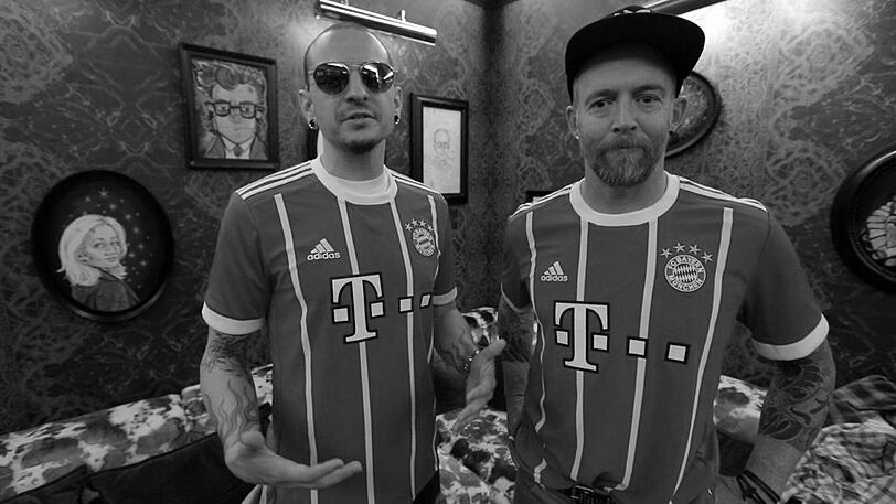 Linkin-Park-Sänger Chester Bennington (links) im Trikot des FC Bayern.