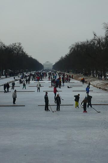 Auf Wintervergnügen am Kanal, wie hier, wartet man heuer bisher aber vergeblich.