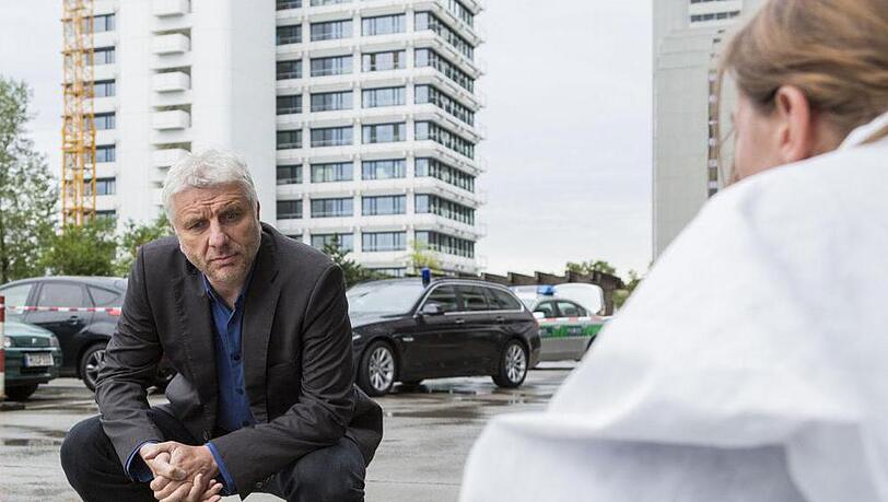 Kriminalhauptkommissar Leitmayr betrachtet zusammen mit der Spurensicherung den Fundort der Leiche Kriminalhauptkommissar Leitmayr betrachtet zusammen mit der Spurensicherung den Fundort der Leiche