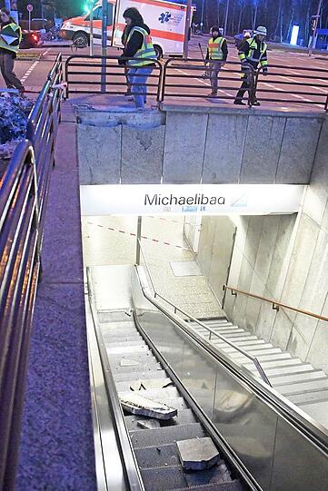 Das Auto prallte gegen die Mauer des U-Bahneinganges Michaelibad.