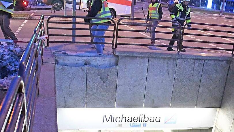 Das Auto prallte gegen die Mauer des U-Bahneinganges Michaelibad. Das Auto prallte gegen die Mauer des U-Bahneinganges Michaelibad.