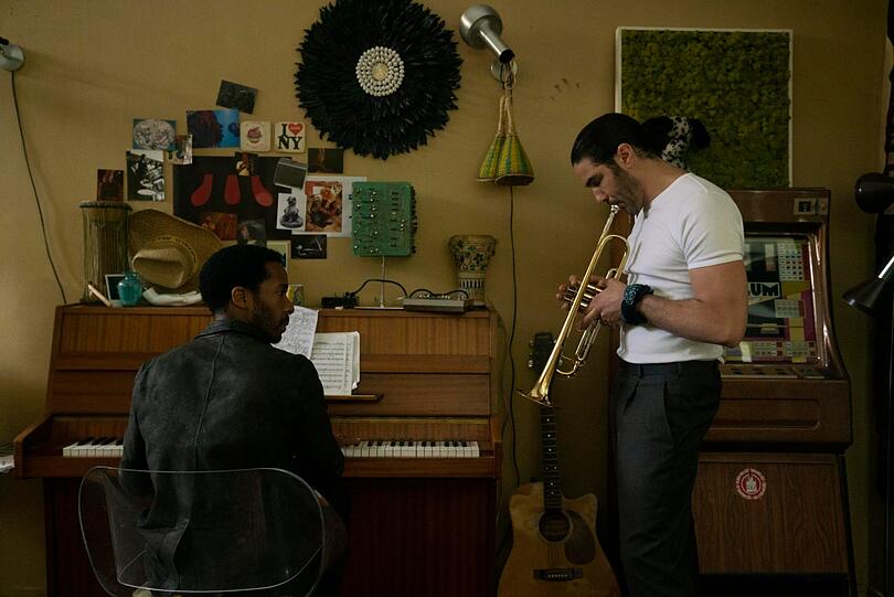 Freunde und Geschäftspartner: Elliot (am Klavier: André Holland) und Farid (Tahar Rahim) beim Musizieren in der neuen Netflix-Miniserie &bdquo;The Eddy&ldquo;.