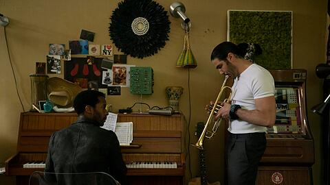 Freunde und Geschäftspartner: Elliot (am Klavier: André Holland) und Farid (Tahar Rahim) beim Musizieren in der neuen Netflix-Miniserie &bdquo;The Eddy&ldquo;.