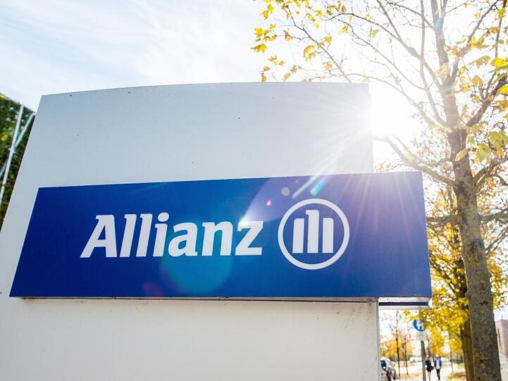 Das Logo der Allianz Versicherung ist an einem Gebäude zu sehen. Foto: Marc Müller/dpa/Symbolbild