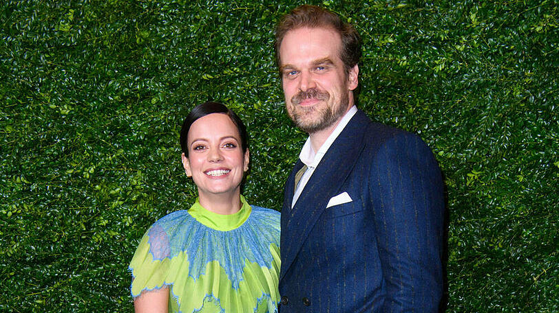 Lily Allen und David Harbour auf dem roten Teppich.