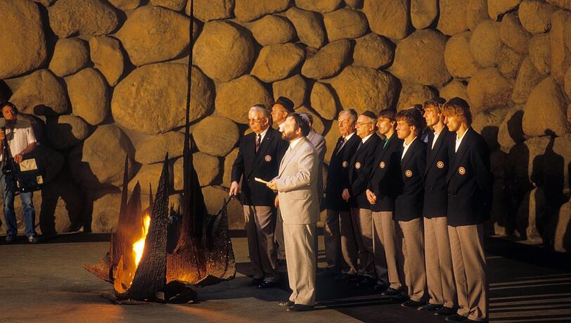 "Es war mir, als würde ich den Kranz ans Grab von Verwandten legen", sagt Kapitän Klaus Allofs über den Besuch der deutschen Nationalmannschaft an der Holocaust-Gedenkstätte Yad Vashem im Jahre 1987.