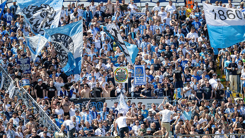 "Hier kriegst du alles": Die Buchautoren sind fasziniert vom Gesamterlebnis Grünwalder Stadion.