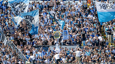 "Hier kriegst du alles": Die Buchautoren sind fasziniert vom Gesamterlebnis Grünwalder Stadion.