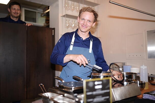 Mokum-Wirt Florian Rottensteiner bekocht die G&auml;ste bei dem Event des Kochgeschirrherstellers "Hexclad".