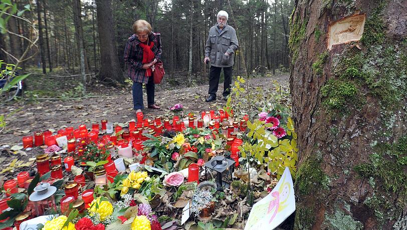 Bluumen, Kerzen und Briefe: Die Anteilnahme am Tod des Augsburger Polizisten ist groß. In der Baumkerbe rechts oben steckte eine Kugel.